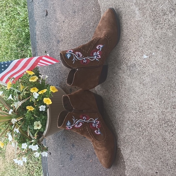 Suede booties gently used last sale - Picture 7 of 9